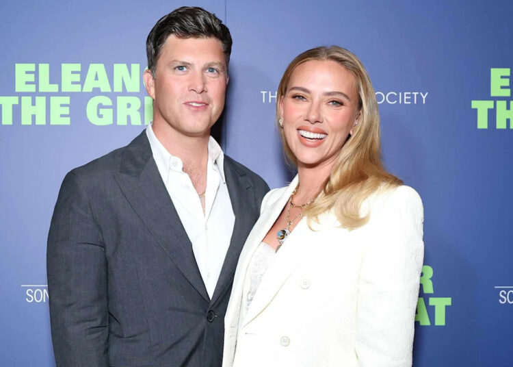 Colin Jost explains the correct way to pronounce Scarlett Johansson’s last name