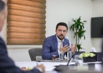 Crown Prince visits Civil Status, Passports Department, urges completion of digital transition of services