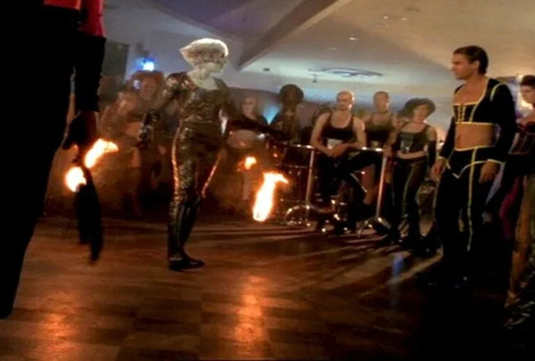 Farscape Breakout Stars Showed Off Their Hidden Talents On Screen