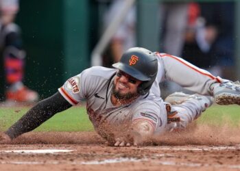 Giants lose to Royals 3-2 after failing to deploy bench