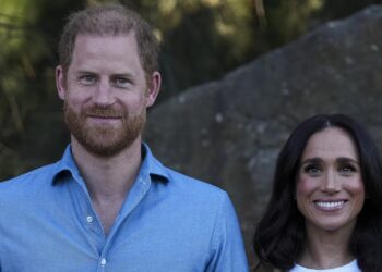 Harry and Meghan come crawling back to Royals after throwing them under the bus