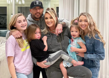 Jason Aldean with wife Brittany Aldean and kidsCredit: Brittany Aldean/Instagram