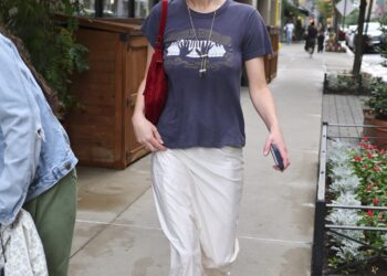 Jennifer Lawrence elevated her simple summer T-shirt with a lace-trimmed skirt and the toe-ring sandal trend