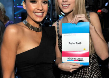 Jessica Alba and Taylor Swift backstage at the 2010 American Music AwardsCredit: Mazur AMA 2010/WireImage