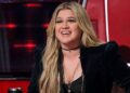 Kelly Clarkson shares embarrassing hotel bathroom story during Vegas show: Watch