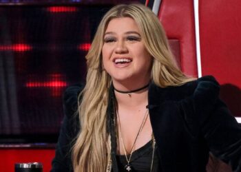 Kelly Clarkson shares embarrassing hotel bathroom story during Vegas show: Watch