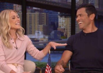 Kelly Ripa teased Mark Consuelos for 'fainting' while she was in labor.Live With Kelly and Mark
