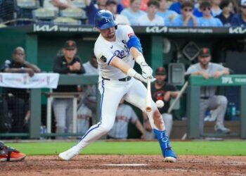 Late-game heroics help Royals take down Giants