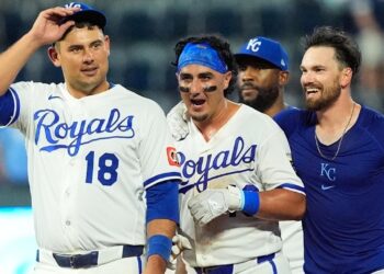 Loftin's squeeze bunt in the ninth gives the Royals a 4-3 victory over the Giants
