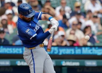 MLB roundup: Salvador Perez breaks Royals' all-time homers record