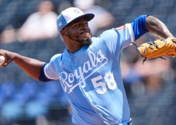 Perez drives in 2 as the Royals beat the Phillies 5-2 to end a 4-game losing streak