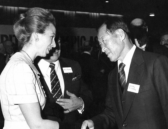 Princess Anne (left), a member of the British Olympic Committee in the 1980s, and Chung Ju-yung, the founder of the Korean Olympic Committee, shake hands. HD Modernity