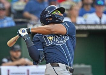 Rays ring up 8th straight win, beat stumbling Royals