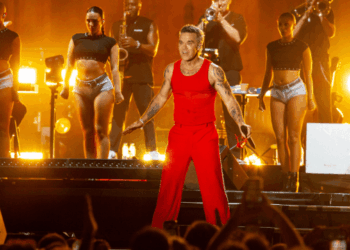 Robbie Williams Performs Surprise Busking Set in Spain