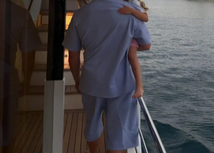 Jason Statham pictured with Isabella and Jack on a yachtCredit: Rosie HW/Instagram