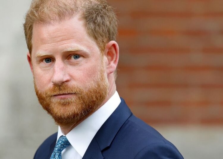 Royal Family LIVE: Senior royals 'intend to do 1 thing' as Prince Harry arrives in UK | Royal | News