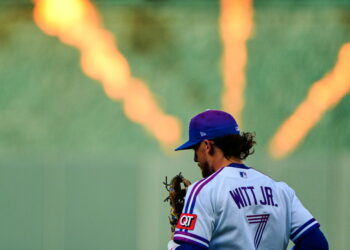 Royals' Bobby Witt Jr. exits game with back tightness