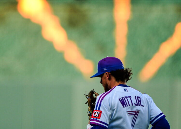 Royals' Bobby Witt Jr. exits game with back tightness