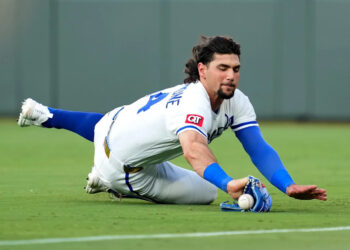 Royals' Jac Caglianone leaves win over Giants early due to shoulder injury after awkward dive
