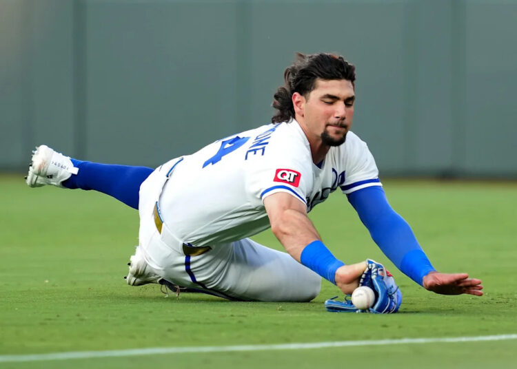 Royals' Jac Caglianone leaves win over Giants early due to shoulder injury after awkward dive