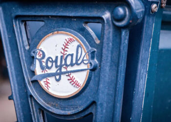 Royals sign recently released Blue Jays pitcher to minor league contract