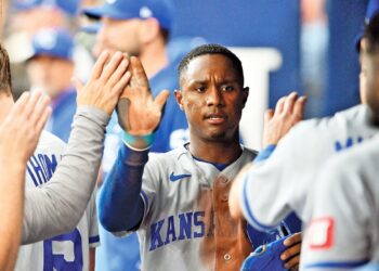 Royals total season-high 22 hits, pound Phillies 15-1