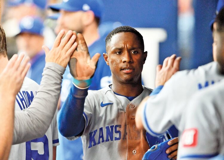 Royals total season-high 22 hits, pound Phillies 15-1