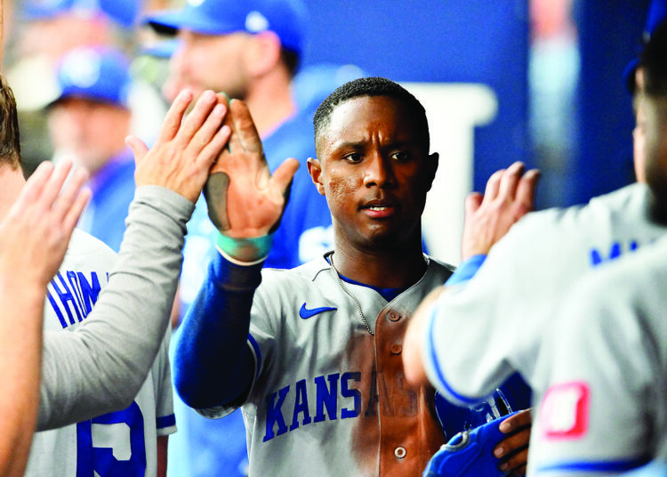 Royals total season-high 22 hits, pound Phillies