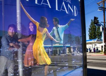 Ryan Gosling's flat hand is fixed in the new 'La La Land' poster