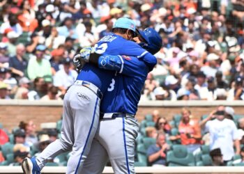 Salvador Perez hits his 318th home run, passes George Brett on Royals' list