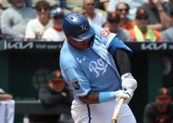 Salvador Perez ties George Brett home run record and the Royals sweep