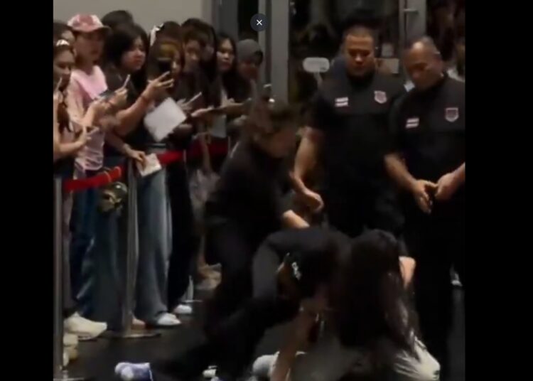 A staff member grabs a Chinese fan by the neck and throws her to the ground with other staff surrounding at a fan meeting event on July 25, 2026 during the International Novel Festival 2026. Photo: Screenshot from social media