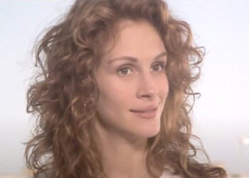 Julia Roberts smirking