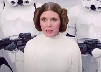 Carrie Fisher as Leia talking in "Star Wars" (1977)