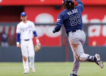 The sky is blue, the grass is green, the Royals lose