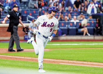 Tolbert ties mark for consecutive hits as Royals overtake Mets