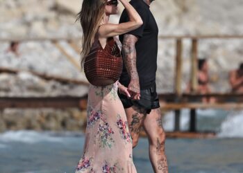 Victoria Beckham traded a Herm&egrave;s Birkin for a woven beach bag from Loro Piana on vacation in Ibiza