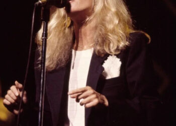 American Rock and Pop singer Kim Carnes performs onstage at the Savoy, New York, New York, August 25, 1981.
