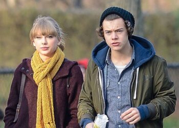 NEW YORK, NY - DECEMBER 02: Taylor Swift and Harry Styles are seen walking around Central Park on December 02, 2012 in New York City.