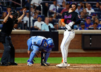 Young hit by a pitch with the bases loaded, ignites a 5-run eighth as Mets beat Royals 6-2