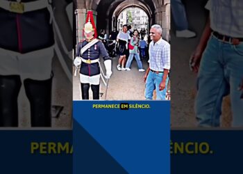 Abraçando o soldado #guardareal  #soldado #realeza #curiosidades