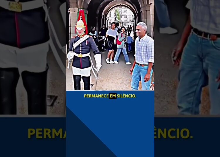 Abraçando o soldado #guardareal  #soldado #realeza #curiosidades
