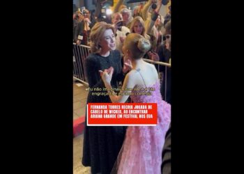 Fernanda Torres recria jogada de cabelo de Wicked ao conhecer Ariana Grande