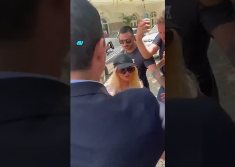 Homem beija Christina Aguilera enquanto cantora dava autógrafos no RJ #shorts