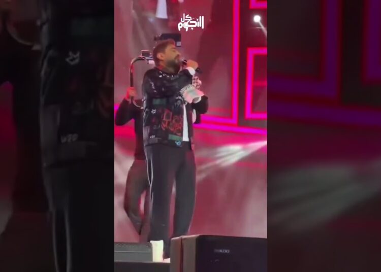 تامر حسني يتعرض لموقف محرج من معجبة على المسرح