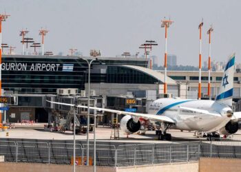 A companhia aérea israelense apresenta entretenimento 'à prova de peek'