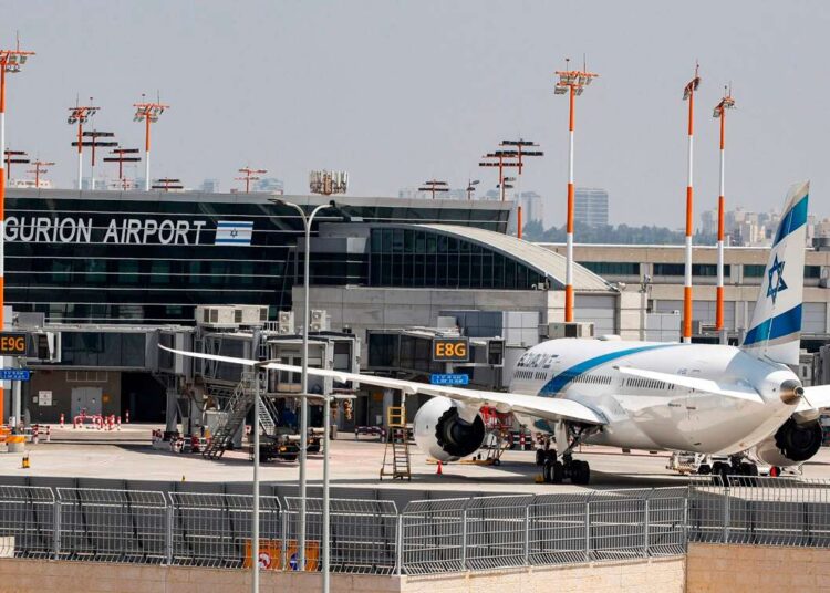 A companhia aérea israelense apresenta entretenimento 'à prova de peek'