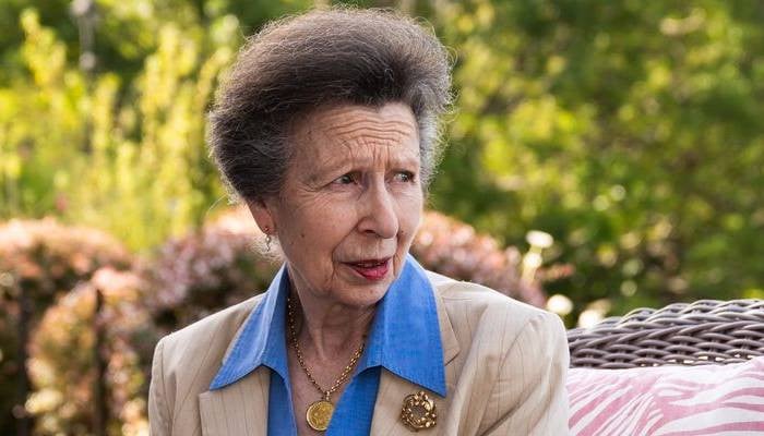 A família real compartilha momentos sinceros da princesa Anne durante o novo passeio