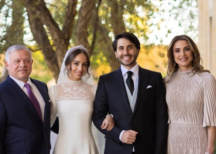 A filha da rainha Rania, princesa Iman, recebe o primeiro filho menos de um mês após a gravidez anunciada