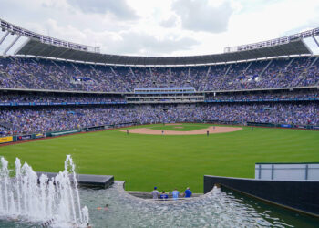 A ideia comercial do Royals Blockbuster traz US $ 7,8 milhões de 25 horas para Kansas City